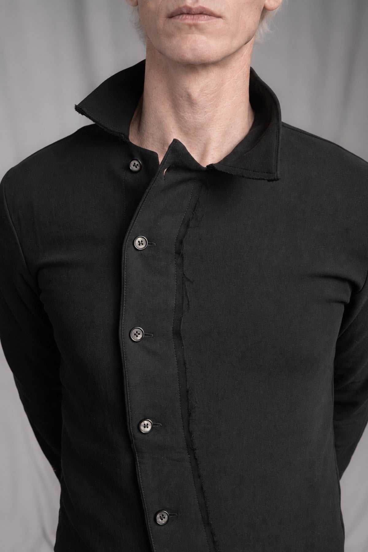 eigensinnig wien | Kreidekreis | Asymmetrisches schwarzes Designer-Hemd für Herren aus fester Baumwolle