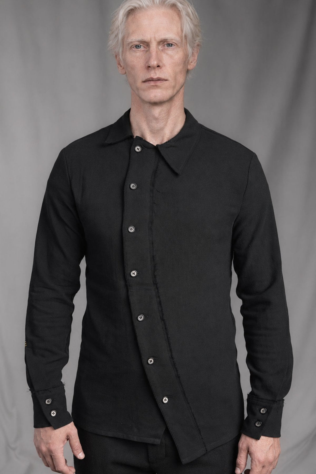 eigensinnig wien | Kreidekreis | Asymmetrisches schwarzes Designer-Hemd für Herren aus fester Baumwolle