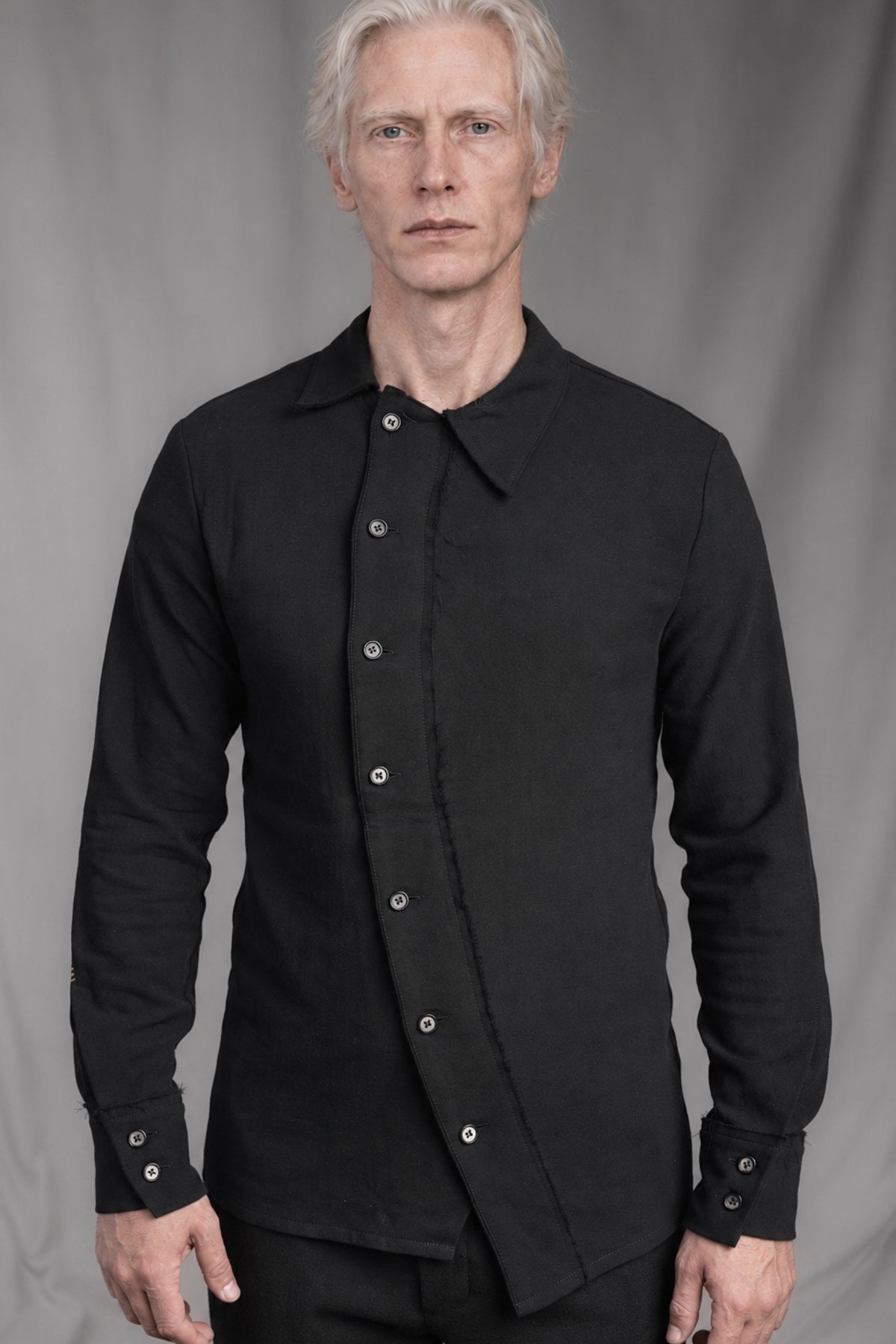 eigensinnig wien | Kreidekreis | Asymmetrisches schwarzes Designer-Hemd für Herren aus fester Baumwolle