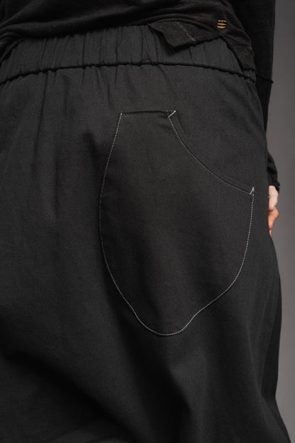 eigensinnig wien | Krummholz | Avantgardistische Drop-Crotch Hose aus schwarzer Baumwolle