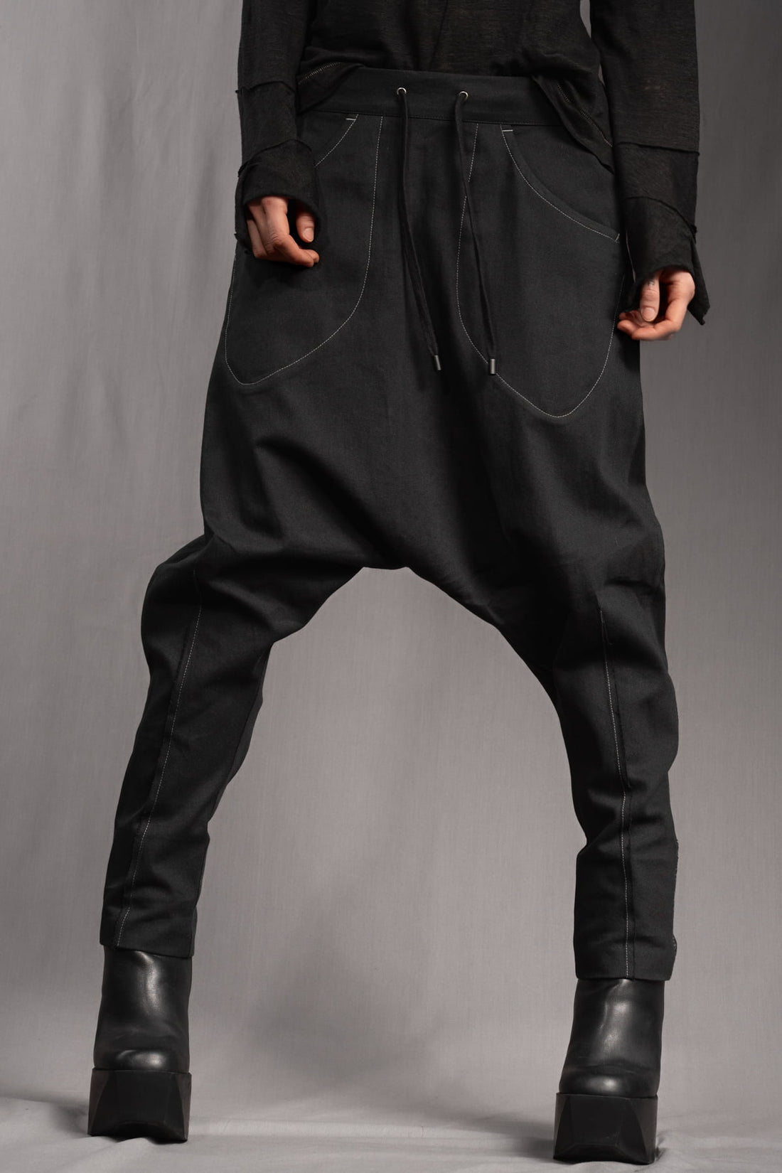 eigensinnig wien | Krummholz | Avantgardistische Drop-Crotch Hose aus schwarzer Baumwolle