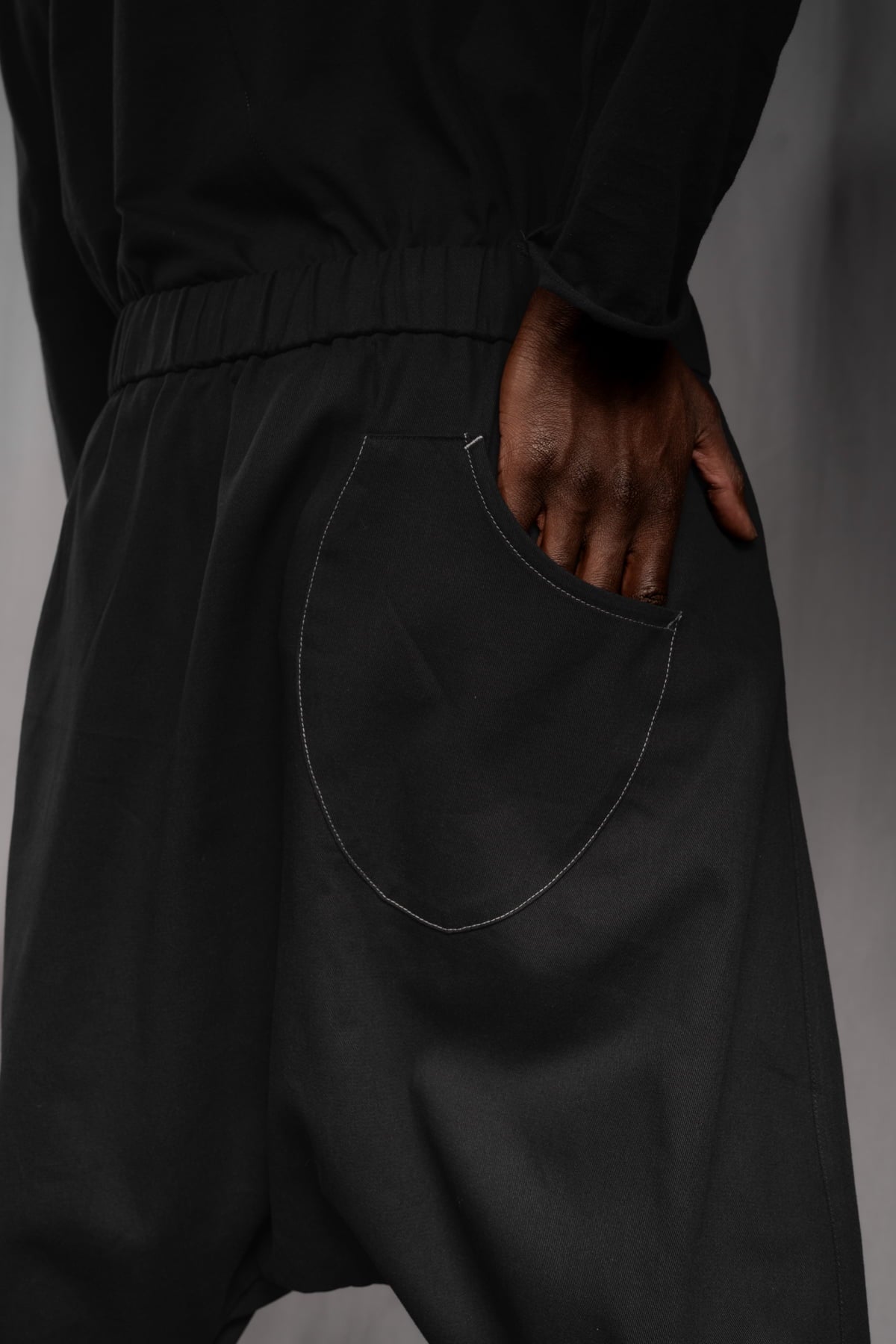 eigensinnig wien | Krummholz | Avantgardistische Drop-Crotch Hose aus schwarzer Baumwolle