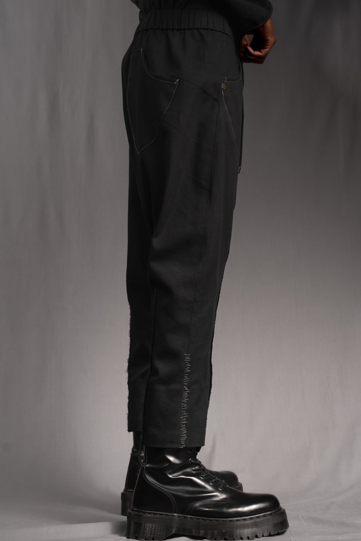 eigensinnig wien | Krummholz | Avantgardistische Drop-Crotch Hose aus schwarzer Baumwolle