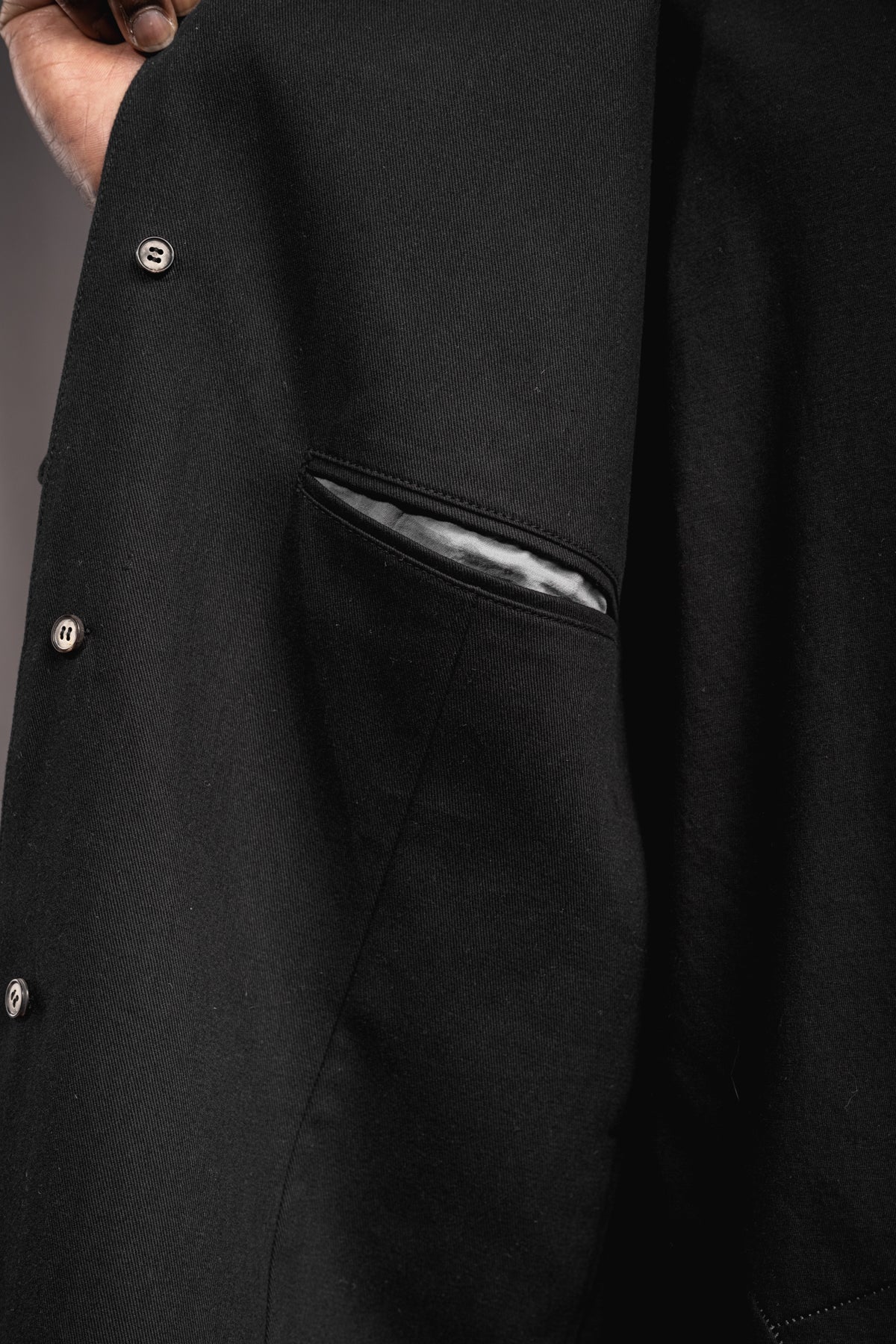 eigensinnig wien | Kubin | Außergewöhnlicher, leichter Herren Designer Mantel aus schwarzer Baumwolle