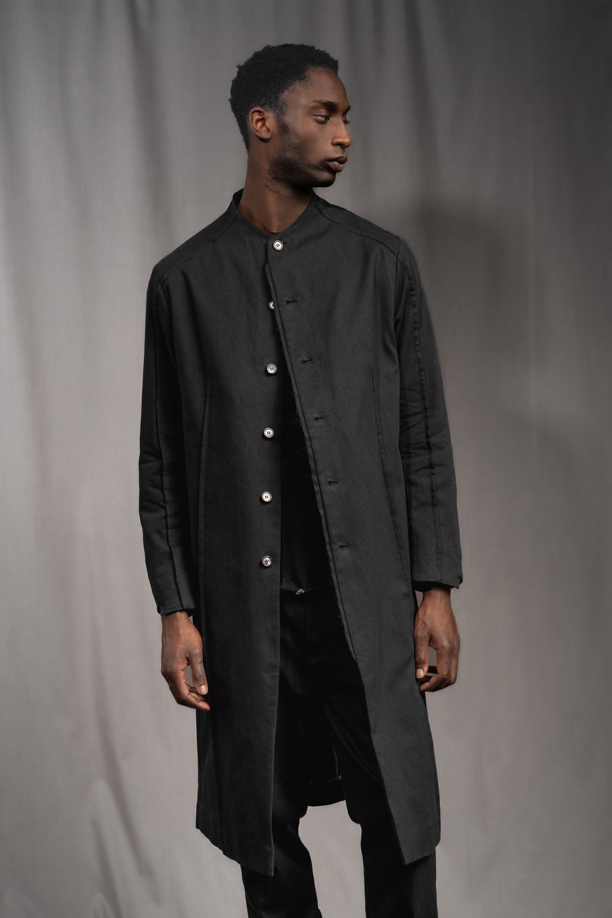 eigensinnig wien | Kubin | Außergewöhnlicher, leichter Herren Designer Mantel aus schwarzer Baumwolle