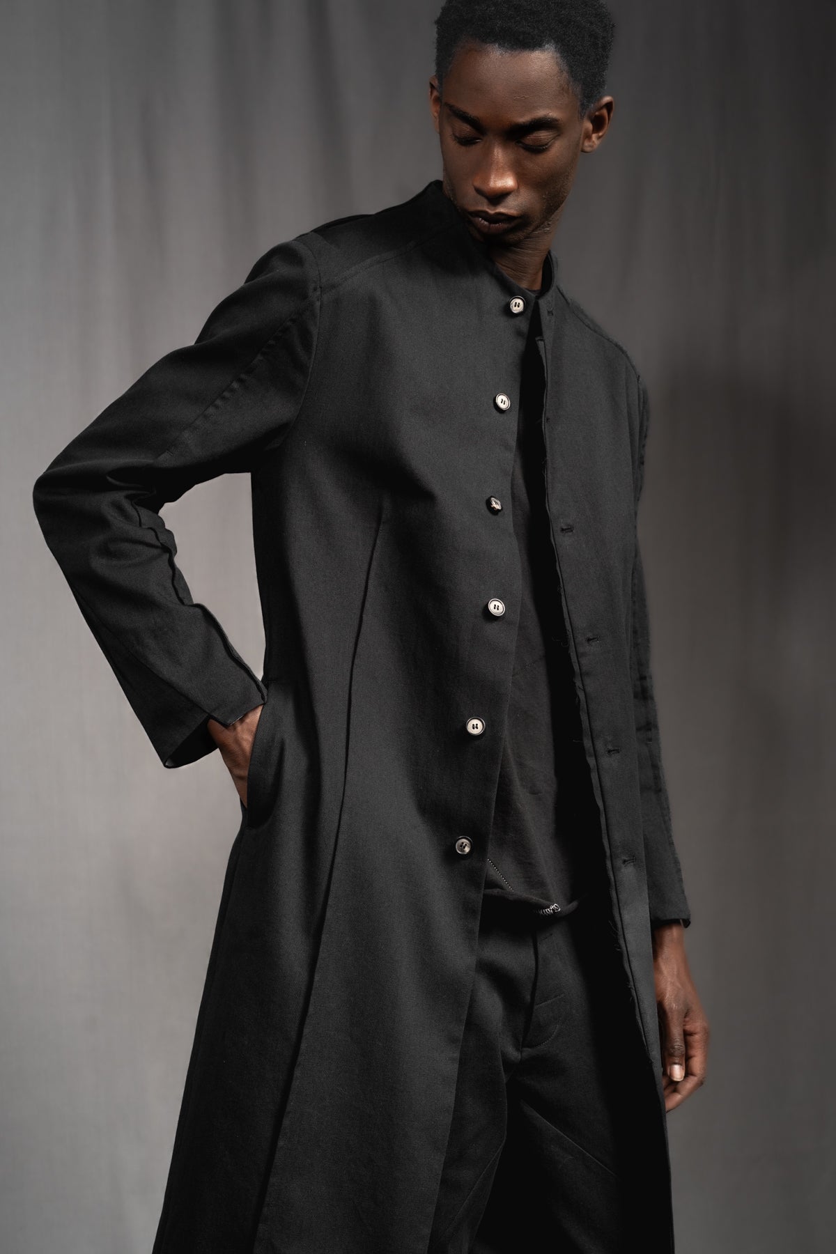 eigensinnig wien | Kubin | Außergewöhnlicher, leichter Herren Designer Mantel aus schwarzer Baumwolle