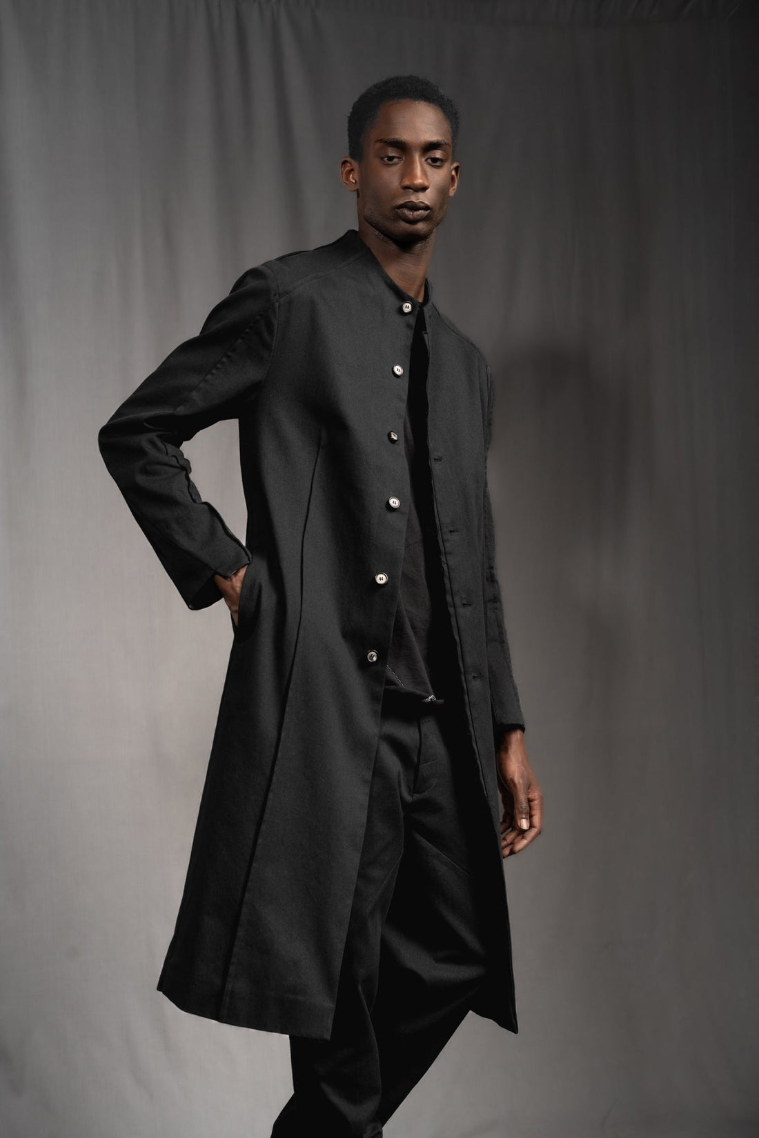 eigensinnig wien | Kubin | Außergewöhnlicher, leichter Herren Designer Mantel aus schwarzer Baumwolle
