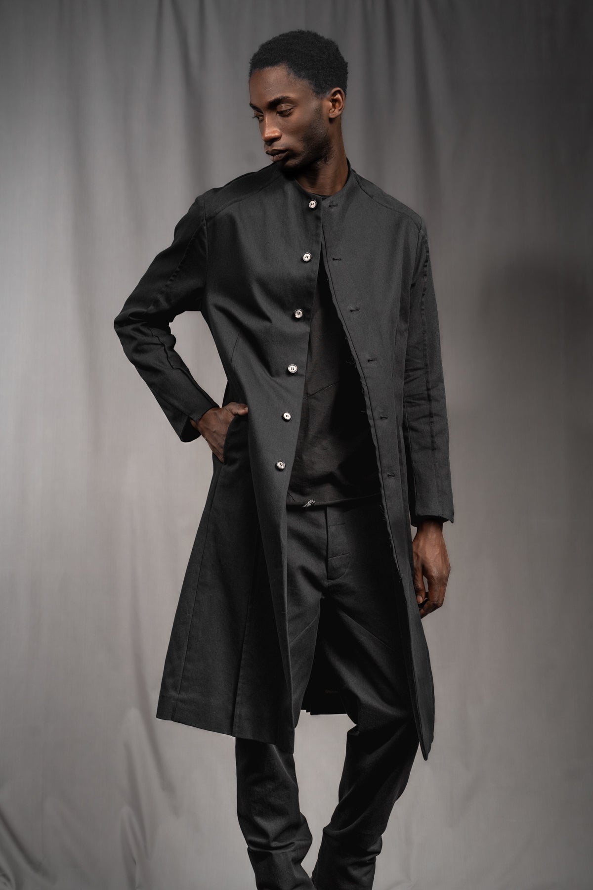 eigensinnig wien | Kubin | Außergewöhnlicher, leichter Herren Designer Mantel aus schwarzer Baumwolle