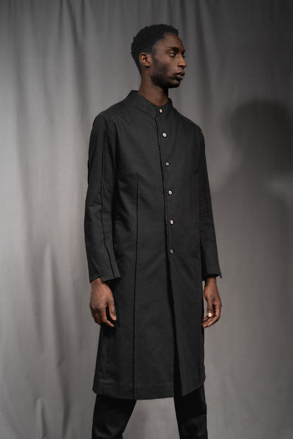 eigensinnig wien | Kubin | Außergewöhnlicher, leichter Herren Designer Mantel aus schwarzer Baumwolle