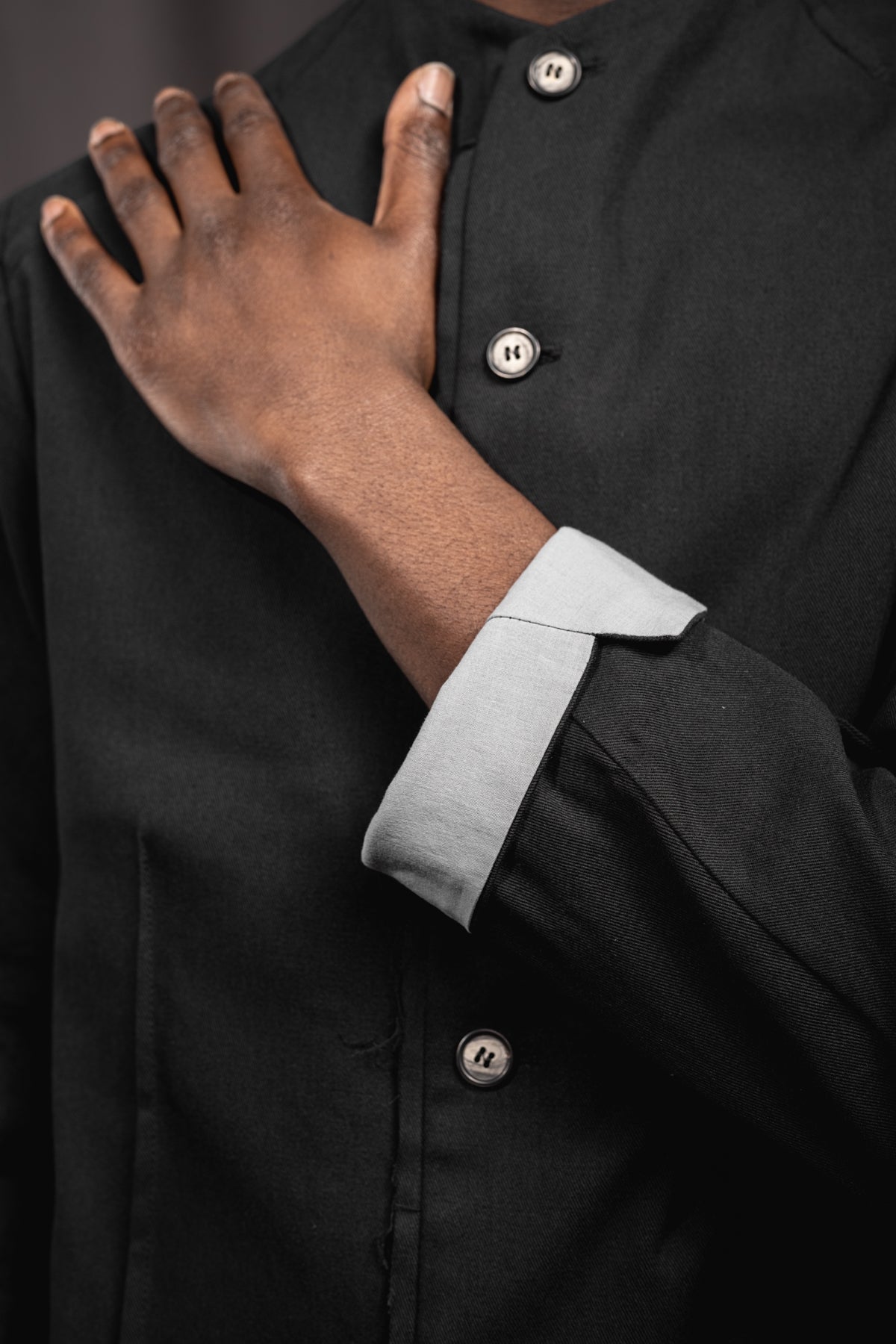 eigensinnig wien | Kubin | Außergewöhnlicher, leichter Herren Designer Mantel aus schwarzer Baumwolle