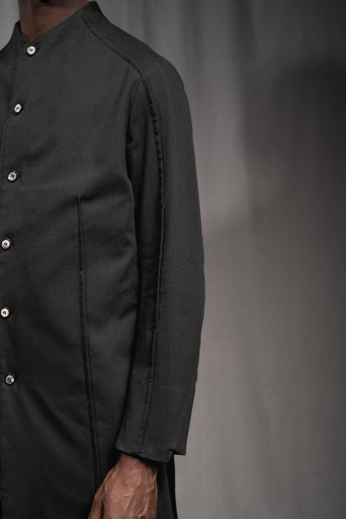 eigensinnig wien | Kubin | Außergewöhnlicher, leichter Herren Designer Mantel aus schwarzer Baumwolle