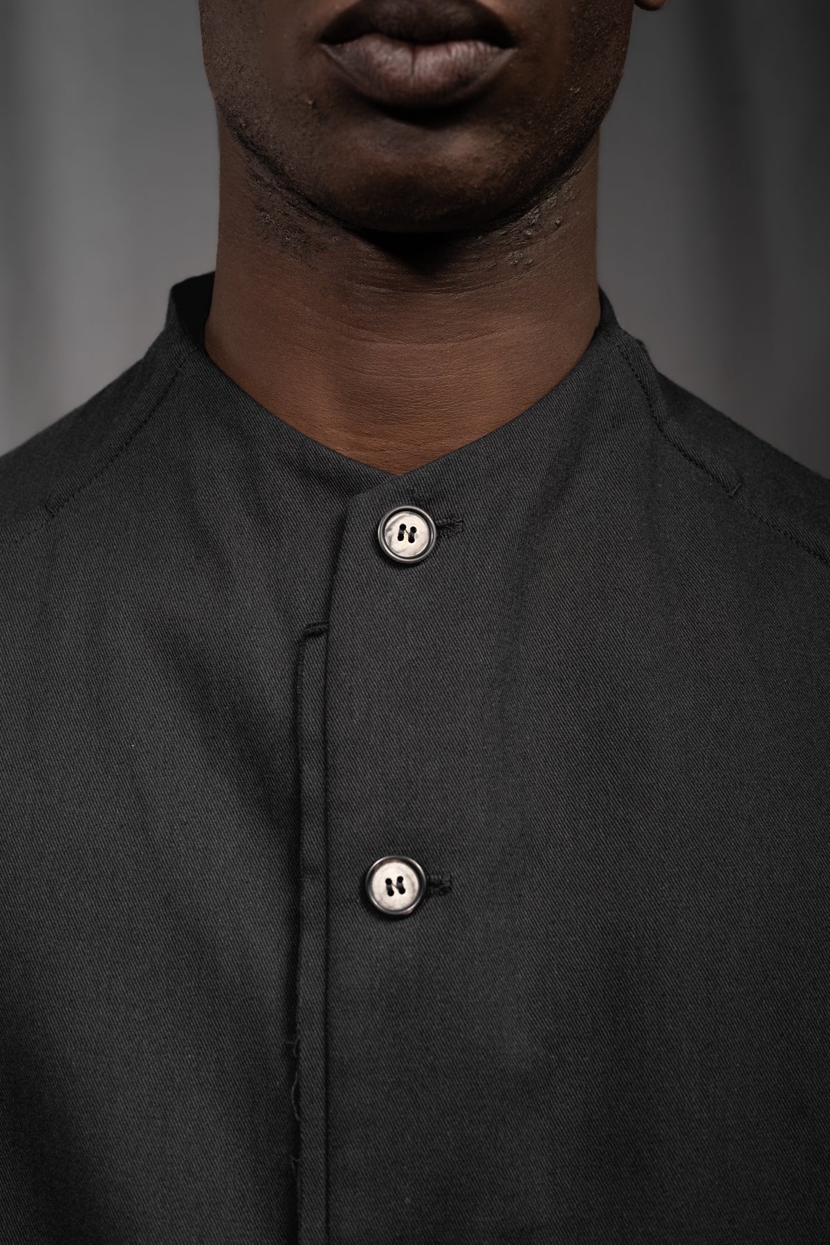 eigensinnig wien | Kubin | Außergewöhnlicher, leichter Herren Designer Mantel aus schwarzer Baumwolle