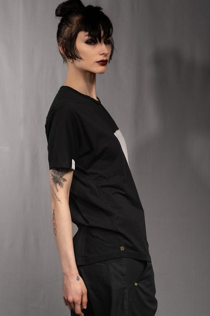 eigensinnig wien | Kuss | Außergewöhnlich geschnittenes Baumwoll-T-Shirt mit avantgardistischem Design