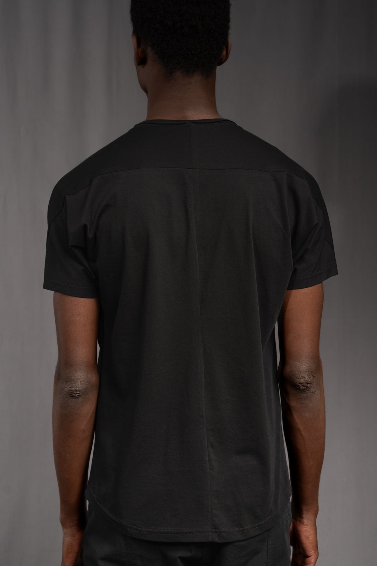 eigensinnig wien | Kuss | Außergewöhnlich geschnittenes Baumwoll-T-Shirt mit avantgardistischem Design