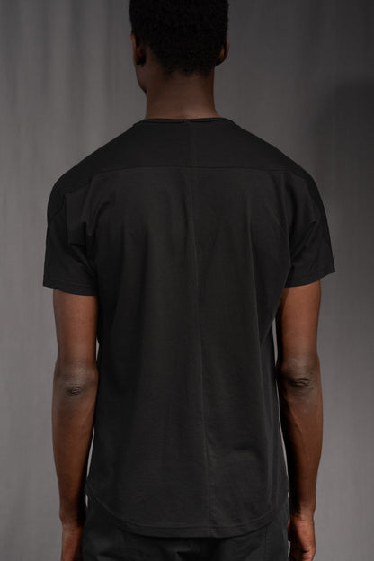 eigensinnig wien | Kuss | Außergewöhnlich geschnittenes Baumwoll-T-Shirt mit avantgardistischem Design