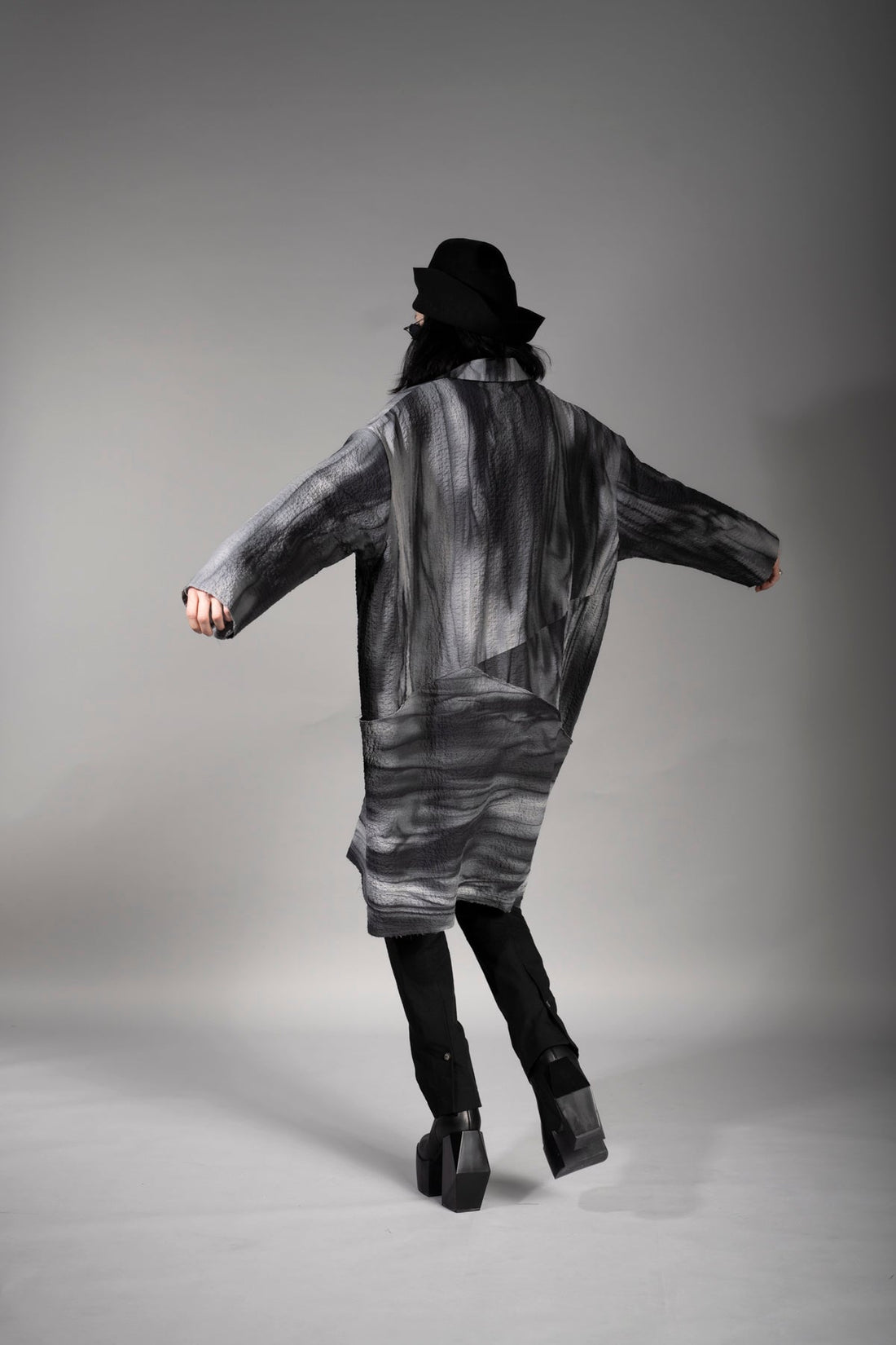 eigensinnig wien | Laozi | Extravaganter Dekonstruierter Oversize Mantel aus Baumwolle in Grau