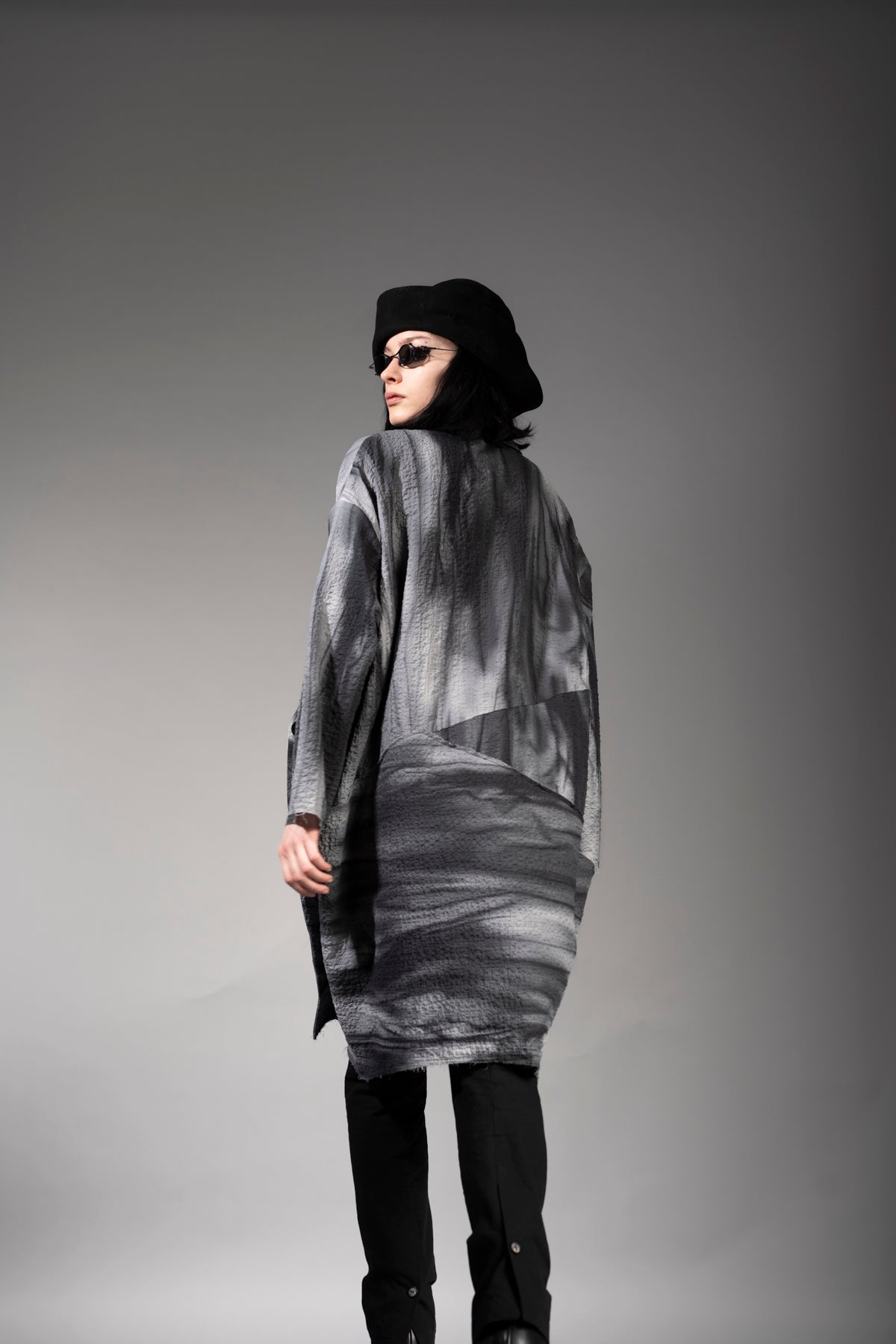 eigensinnig wien | Laozi | Extravaganter Dekonstruierter Oversize Mantel aus Baumwolle in Grau