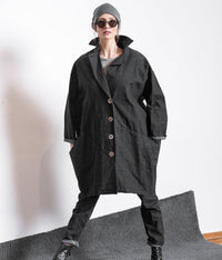 eigensinnig wien | Laozi | Schwarzer Oversize Mantel für Damen aus beschichtetem Leinen