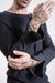 eigensinnig wien | Le Carré | Leichter Herren Sommerpullover mit subtilen Details in marine