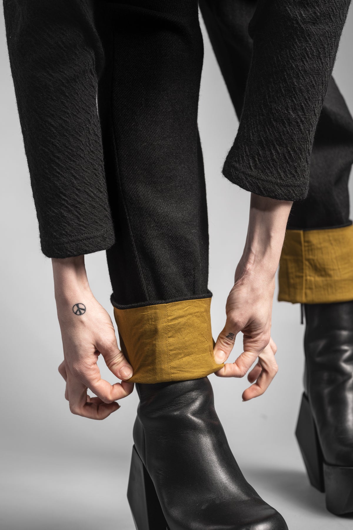 eigensinnig wien | Leontion | Extravagante, weite schwarze Damen Designerhose mit Bundfalten aus Wolle