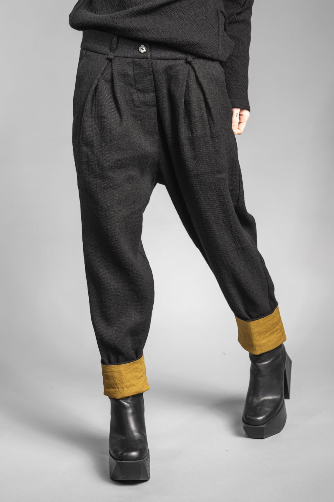 eigensinnig wien | Leontion | Extravagante, weite schwarze Damen Designerhose mit Bundfalten aus Wolle