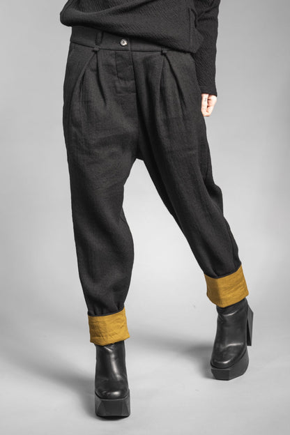 eigensinnig wien | Leontion | Extravagante, weite schwarze Damen Designerhose mit Bundfalten aus Wolle