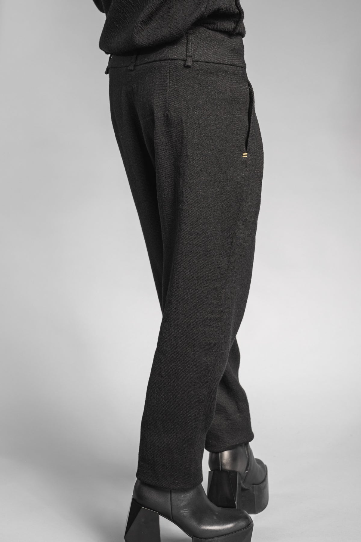 eigensinnig wien | Leontion | Extravagante, weite schwarze Damen Designerhose mit Bundfalten aus Wolle