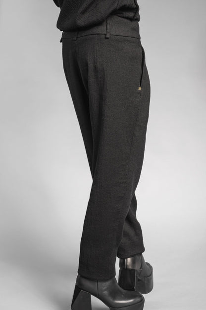 eigensinnig wien | Leontion | Extravagante, weite schwarze Damen Designerhose mit Bundfalten aus Wolle