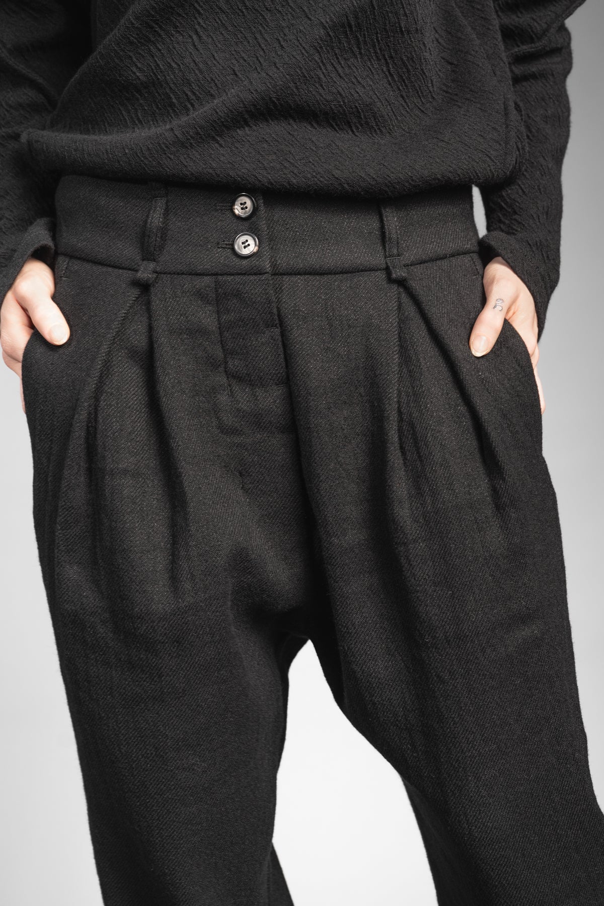 eigensinnig wien | Leontion | Extravagante, weite schwarze Damen Designerhose mit Bundfalten aus Wolle