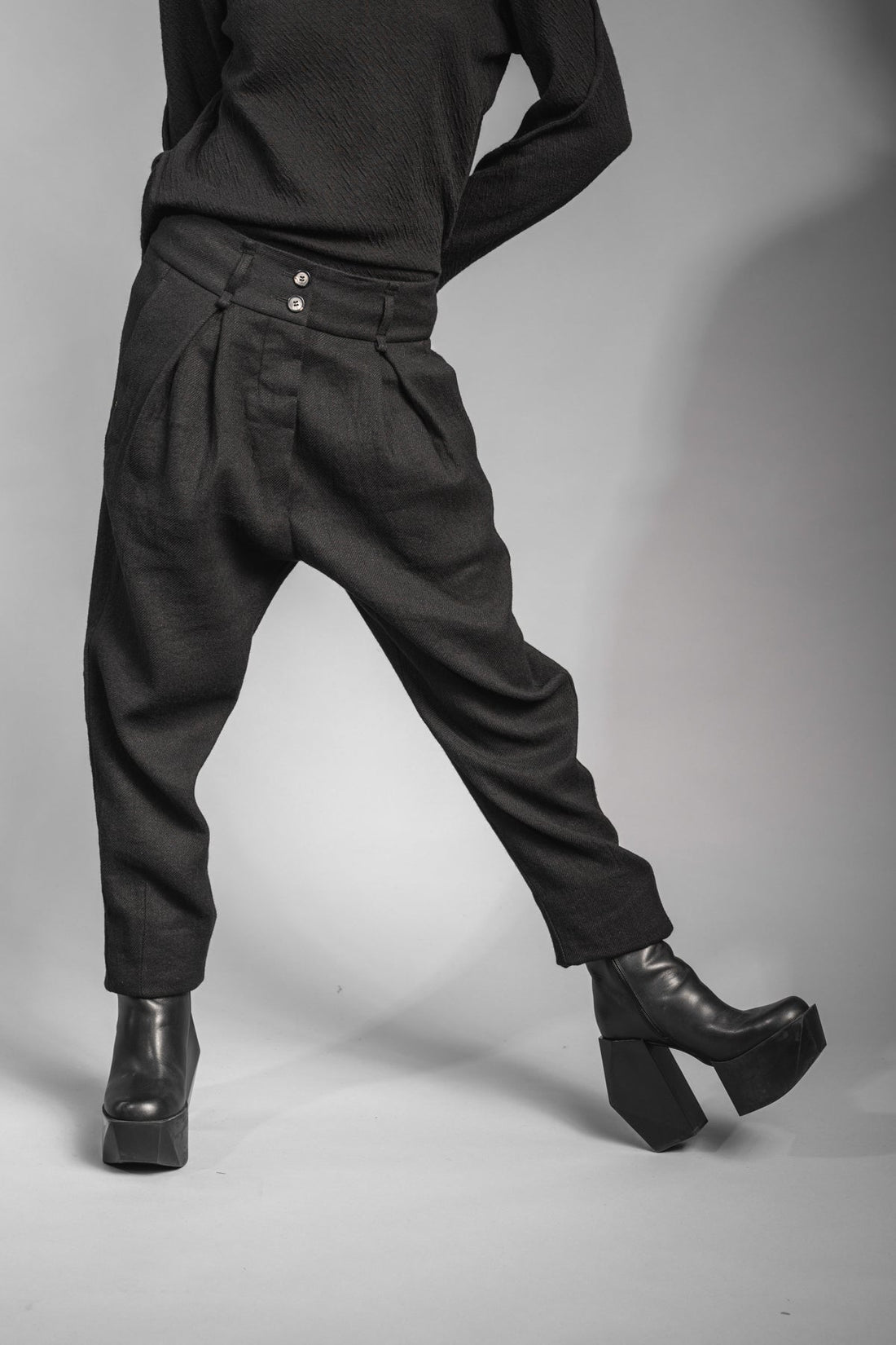 eigensinnig wien | Leontion | Extravagante, weite schwarze Damen Designerhose mit Bundfalten aus Wolle