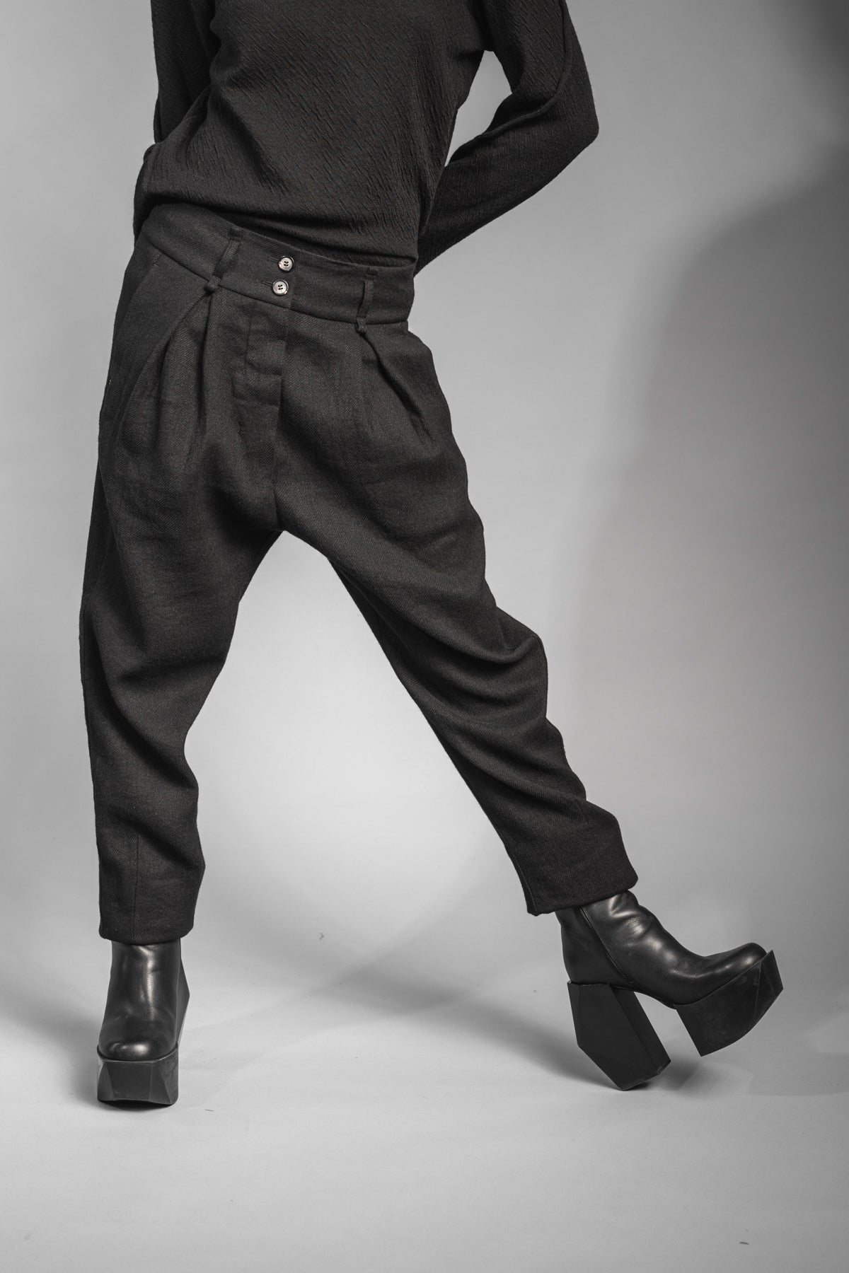 eigensinnig wien | Leontion | Extravagante, weite schwarze Damen Designerhose mit Bundfalten aus Wolle