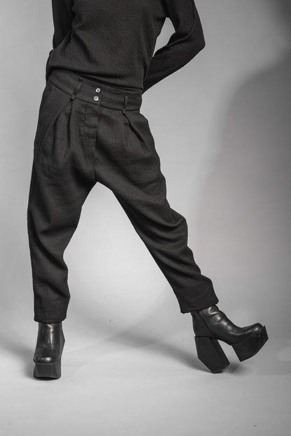 eigensinnig wien | Leontion | Extravagante, weite schwarze Damen Designerhose mit Bundfalten aus Wolle