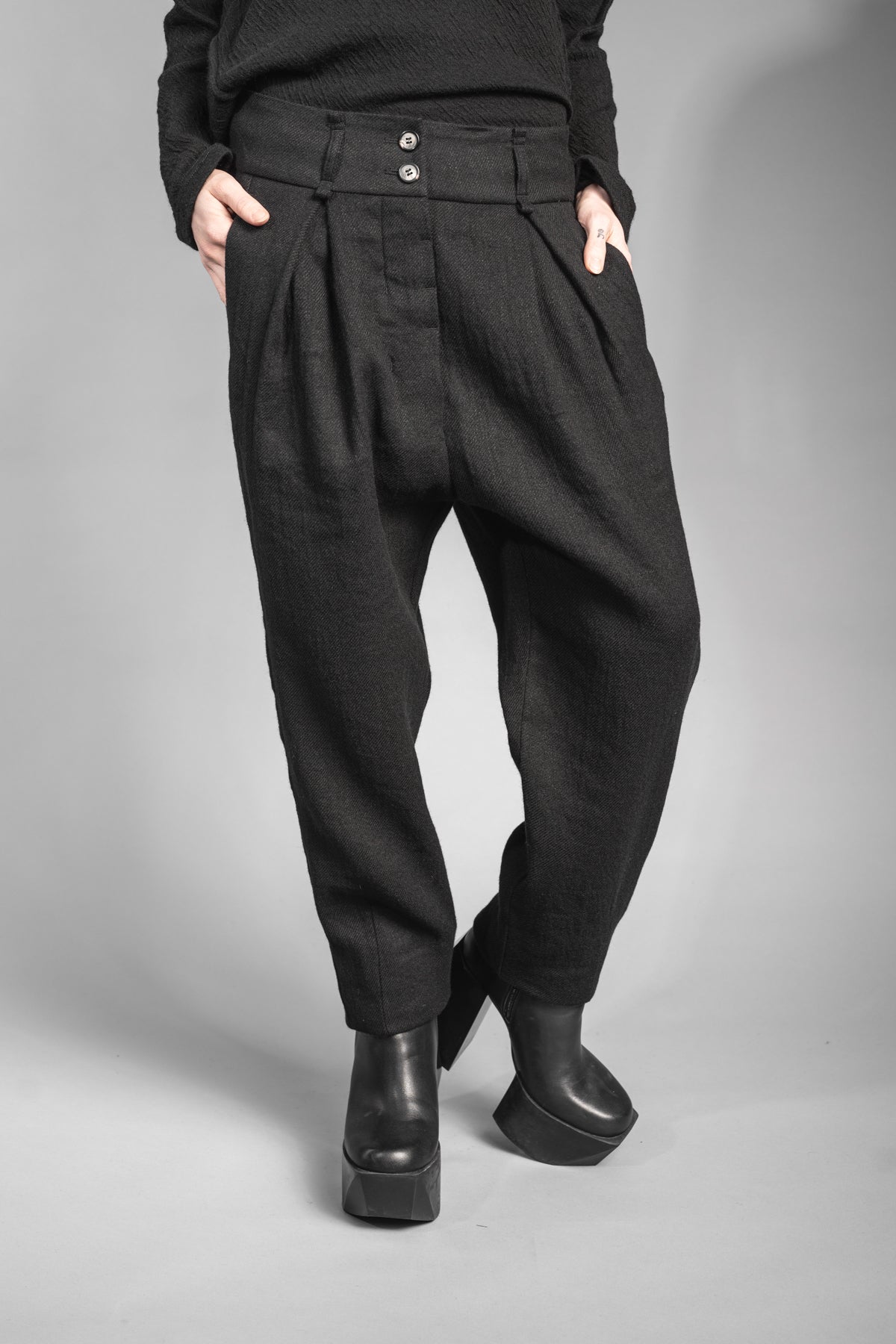 eigensinnig wien | Leontion | Extravagante, weite schwarze Damen Designerhose mit Bundfalten aus Wolle