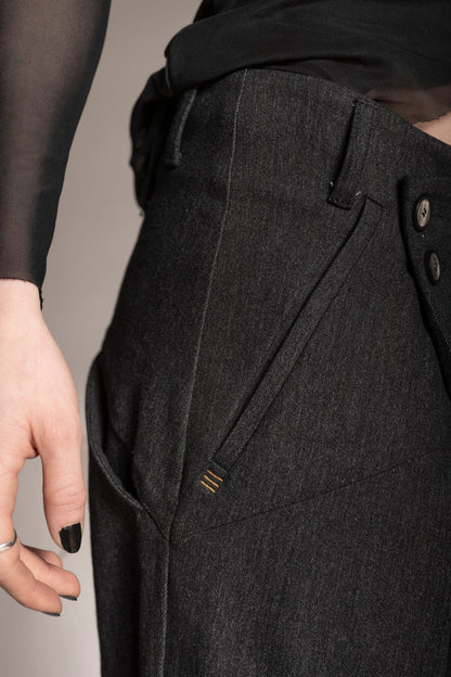 eigensinnig wien | Levinas | Designer Jeans Shorts für Damen und Herren in Grau