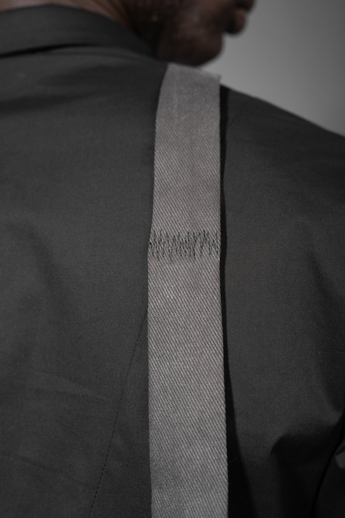 eigensinnig wien | Lilla | Schmale graue Jeans Krawatte in speziellem Design