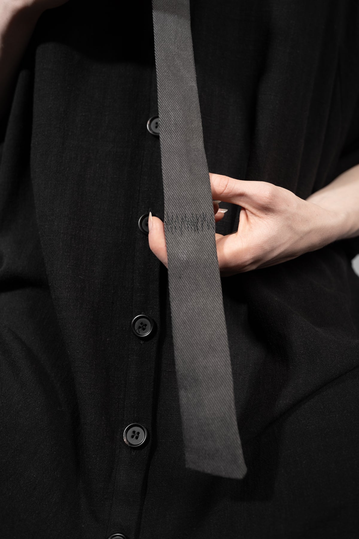 eigensinnig wien | Lilla | Schmale graue Jeans Krawatte in speziellem Design