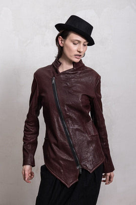 eigensinnig wien | Locke | Asymmetrische Damen-Lederjacke mit außergewöhnlichen Details in weinrot