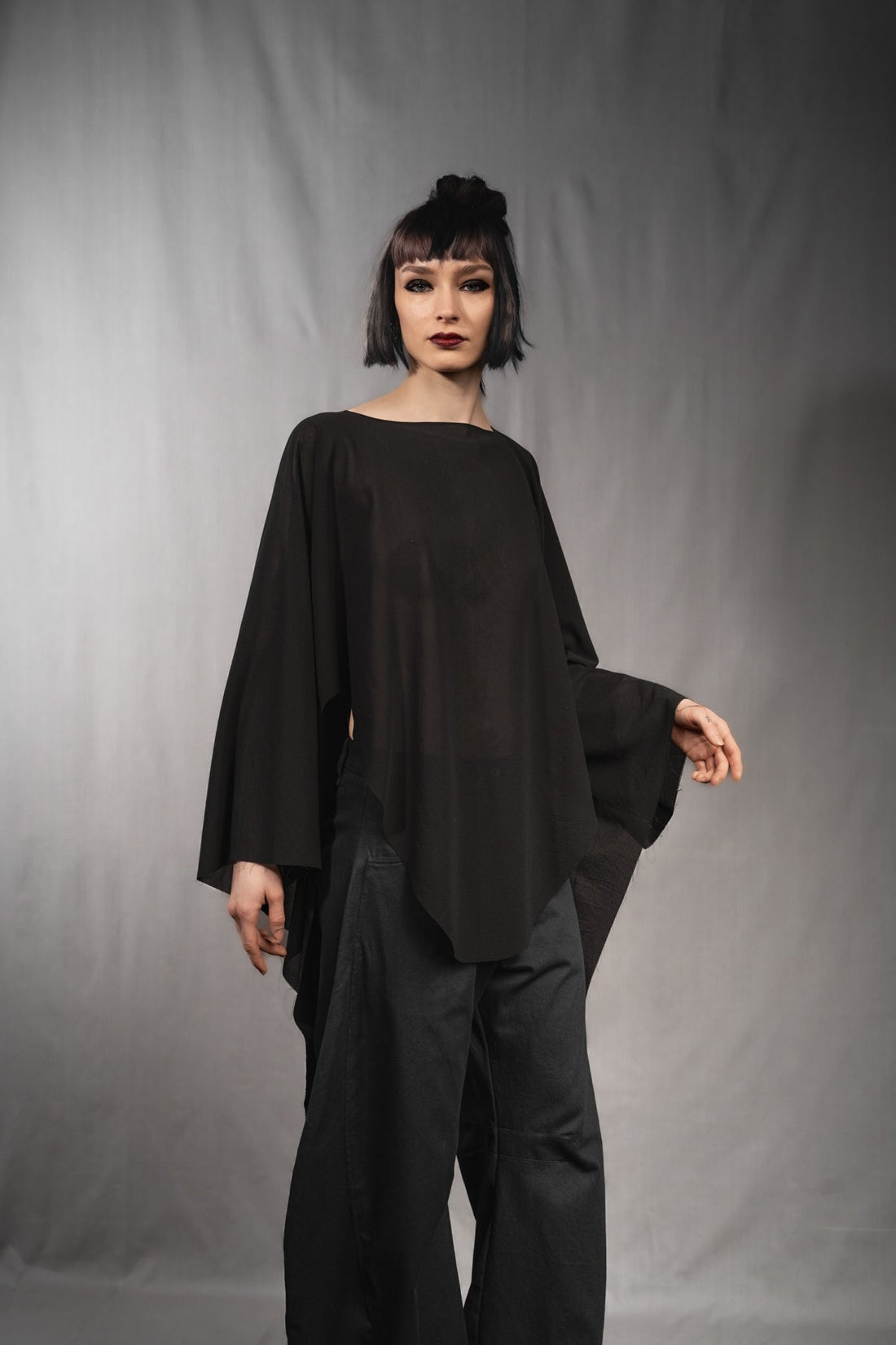 eigensinnig wien | Lucifer | Extravagantes, schwarzes Designer Oversize-Sommer-Top aus Baumwolle