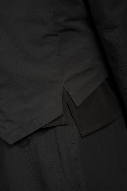 eigensinnig wien | MacCai | Extravagantes Damenoutfit mit Wickelrock und asymmetrischem Blazer