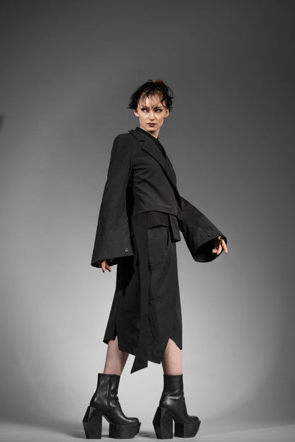 eigensinnig wien | MacCai | Extravagantes Damenoutfit mit Wickelrock und asymmetrischem Blazer