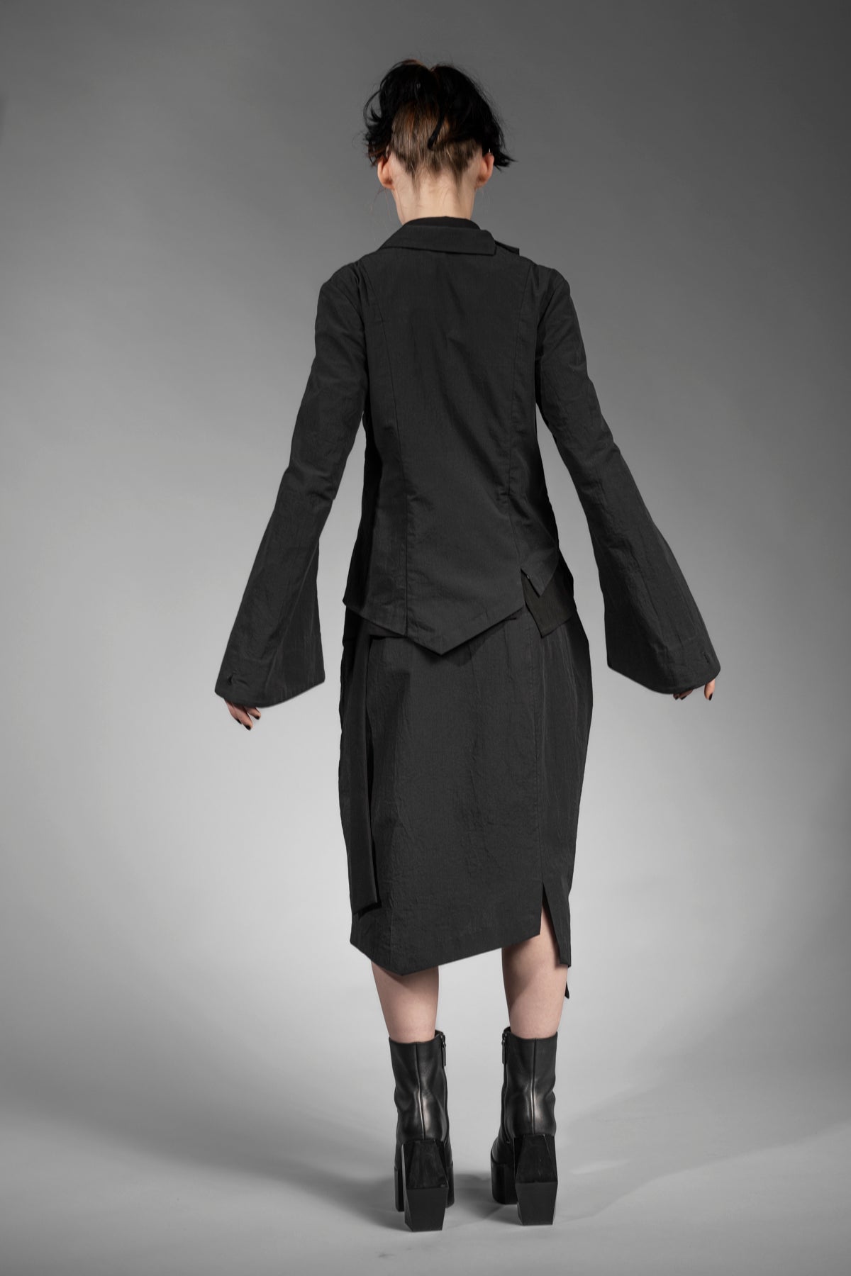 eigensinnig wien | MacCai | Extravagantes Damenoutfit mit Wickelrock und asymmetrischem Blazer
