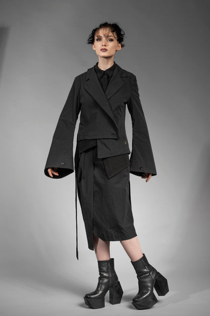 eigensinnig wien | MacCai | Extravagantes Damenoutfit mit Wickelrock und asymmetrischem Blazer