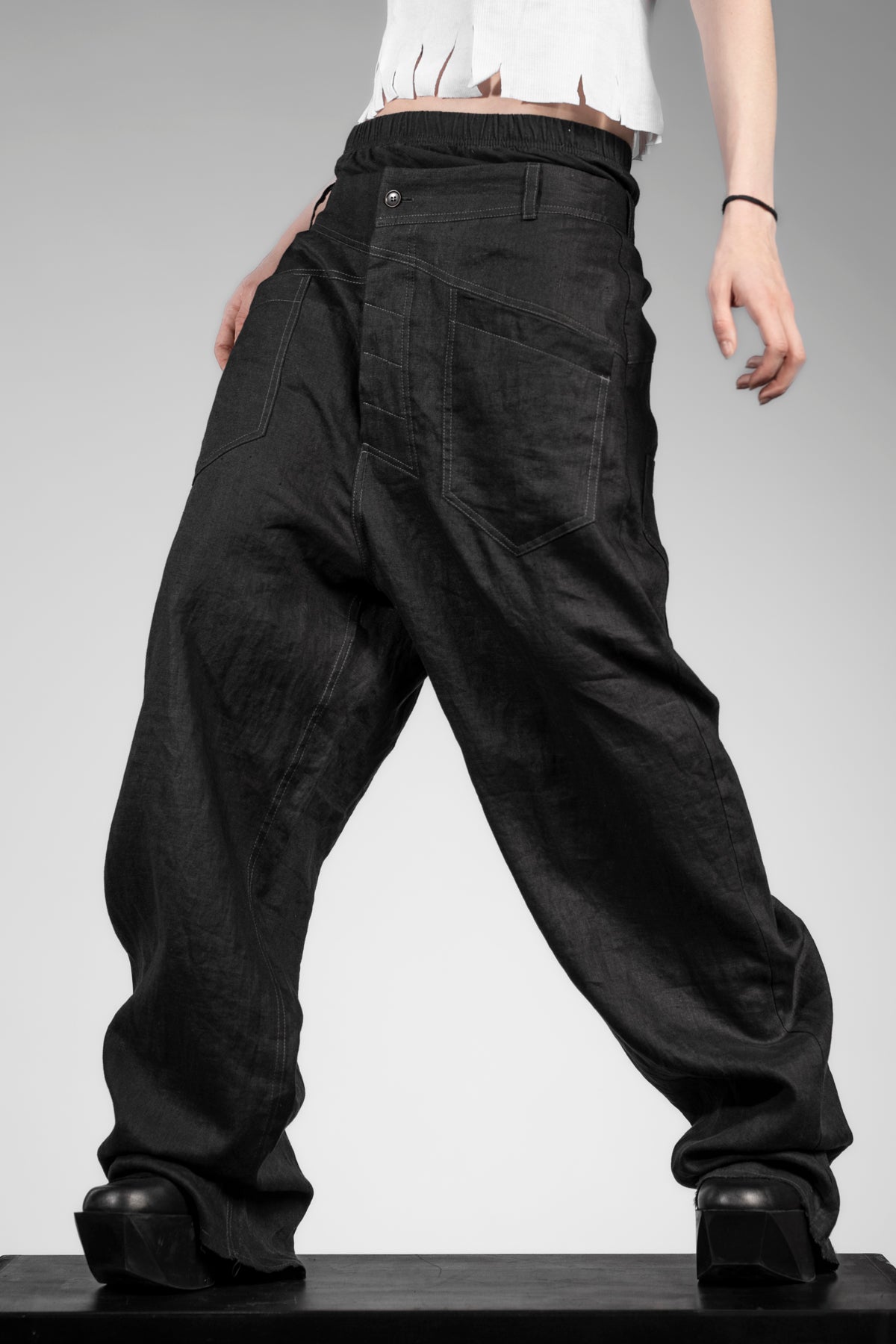 eigensinnig wien | Marshall | Schwarze Designer Baggy Hose aus Leinen