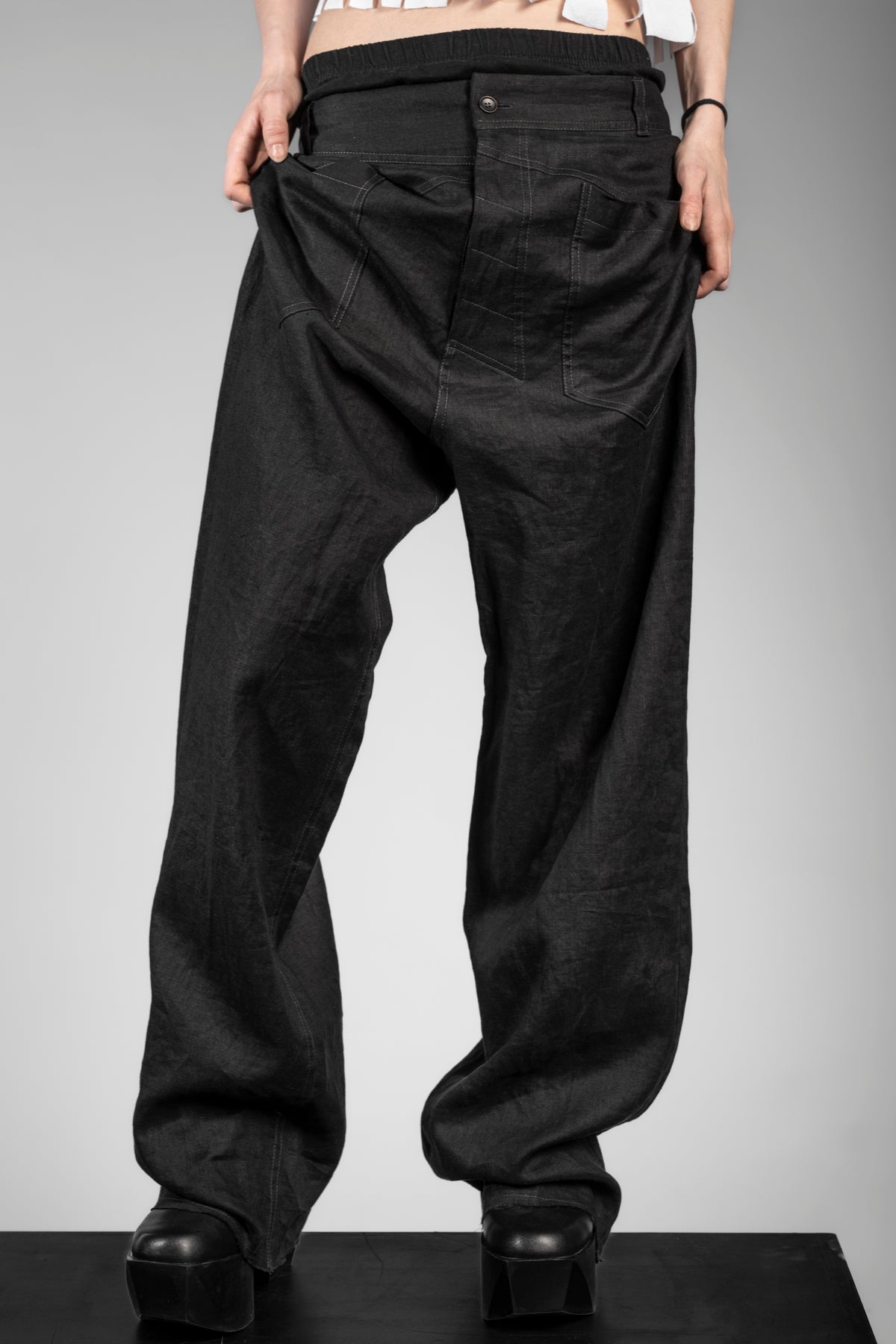 eigensinnig wien | Marshall | Schwarze Designer Baggy Hose aus Leinen