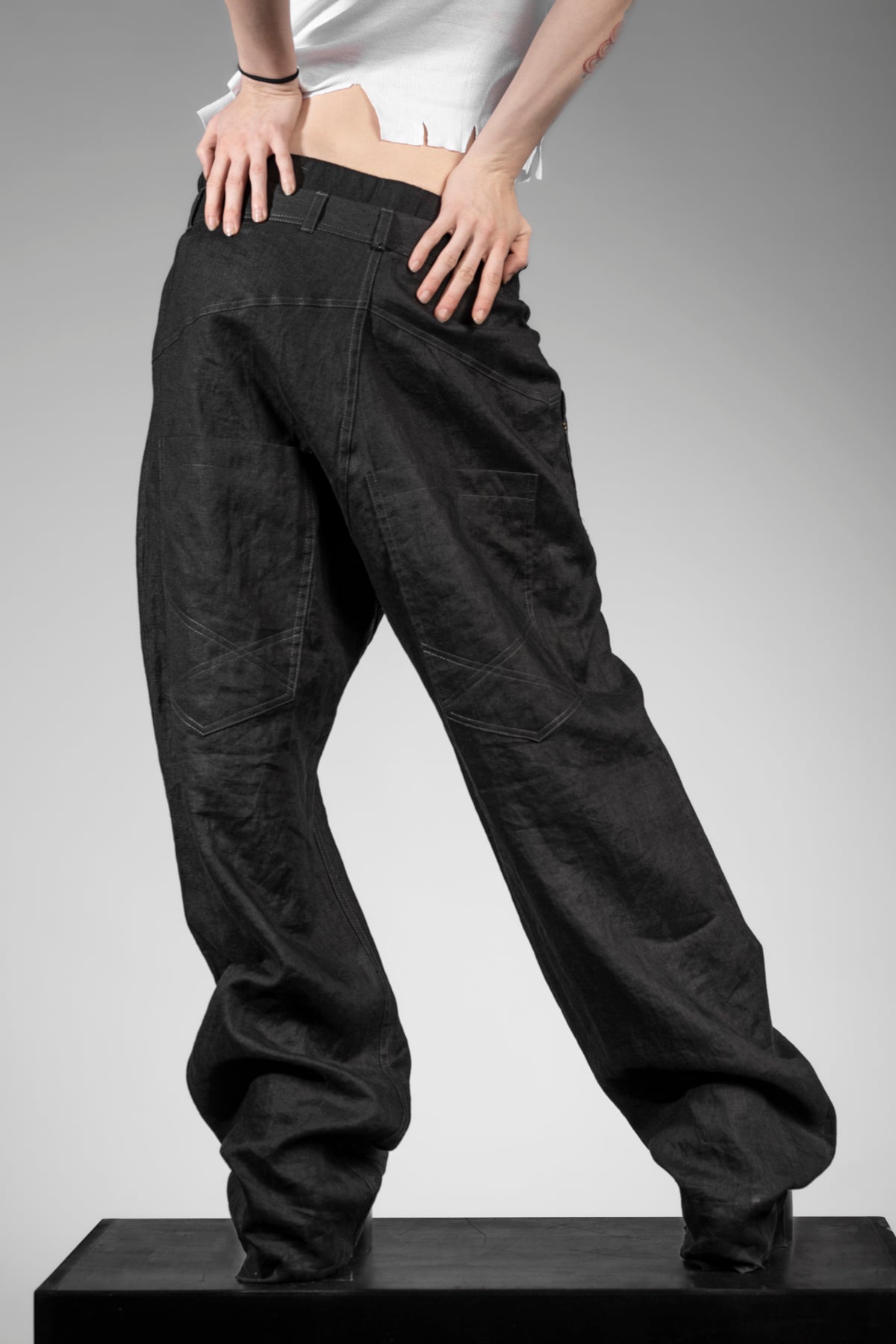 eigensinnig wien | Marshall | Schwarze Designer Baggy Hose aus Leinen