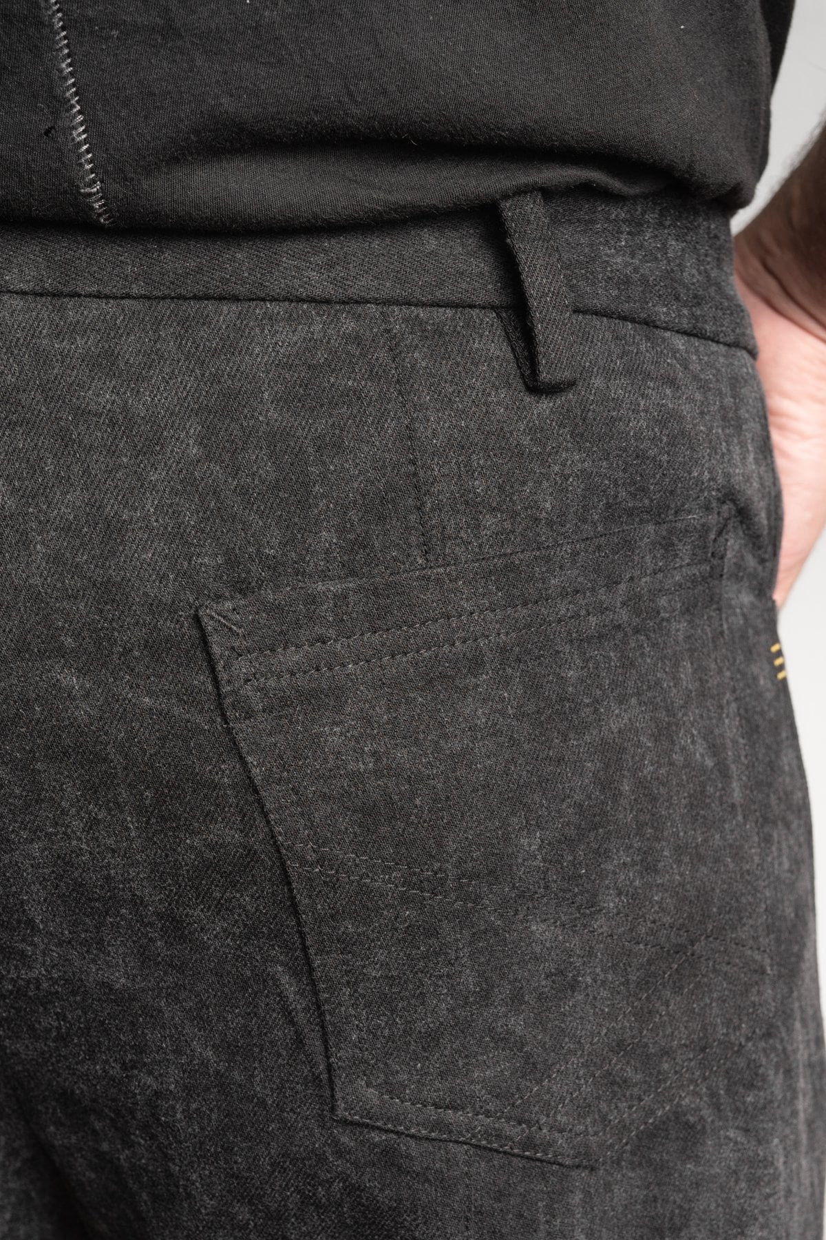 eigensinnig wien | McHus | Unkonventioneller Herrenanzug aus Denim mit Bikerjacke und Relaxed-Tapered-Hose in Dirty Grey