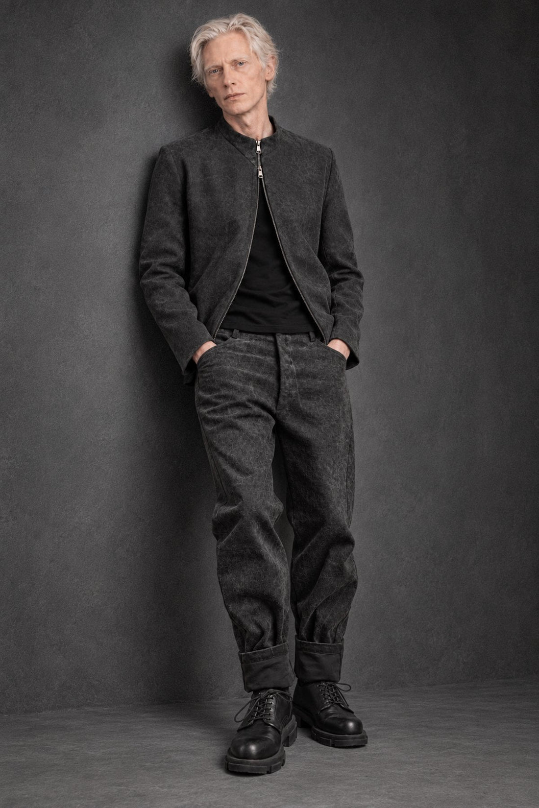 eigensinnig wien | McHus | Unkonventioneller Herrenanzug aus Denim mit Bikerjacke und Relaxed-Tapered-Hose in Dirty Grey