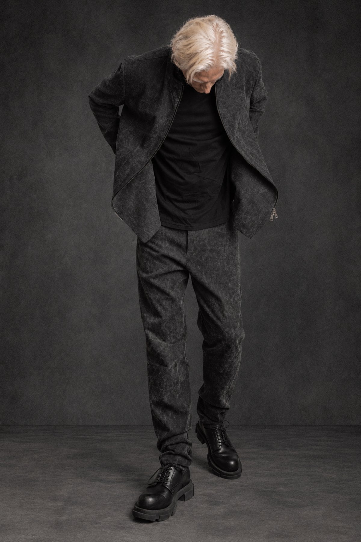 eigensinnig wien | McHus | Unkonventioneller Herrenanzug aus Denim mit Bikerjacke und Relaxed-Tapered-Hose in Dirty Grey