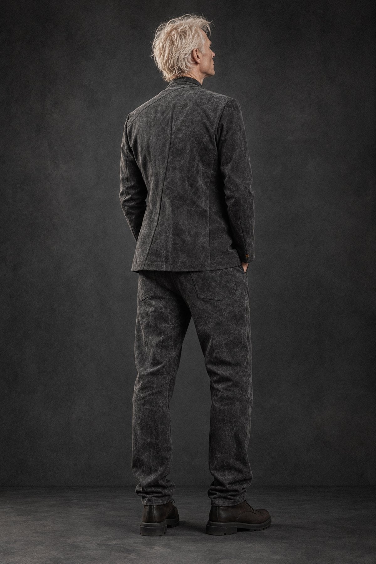 eigensinnig wien | McHus | Unkonventioneller Herrenanzug aus Denim mit Bikerjacke und Relaxed-Tapered-Hose in Dirty Grey
