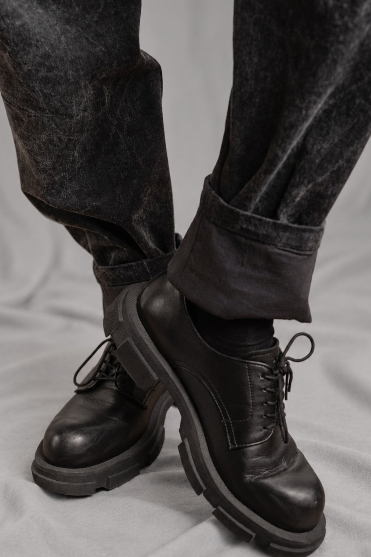 eigensinnig wien | McMurphy | Avantgardistische Relaxed-Tapered-Hose in Dirty Grey